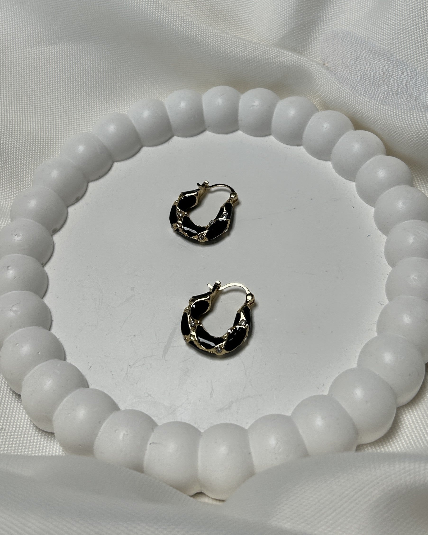 Siyah Mineli Halka Form Altın Renk Çelik Küpe