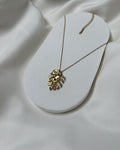 Yaprak Form Taş Detaylı Altın Renk Çelik Kolye