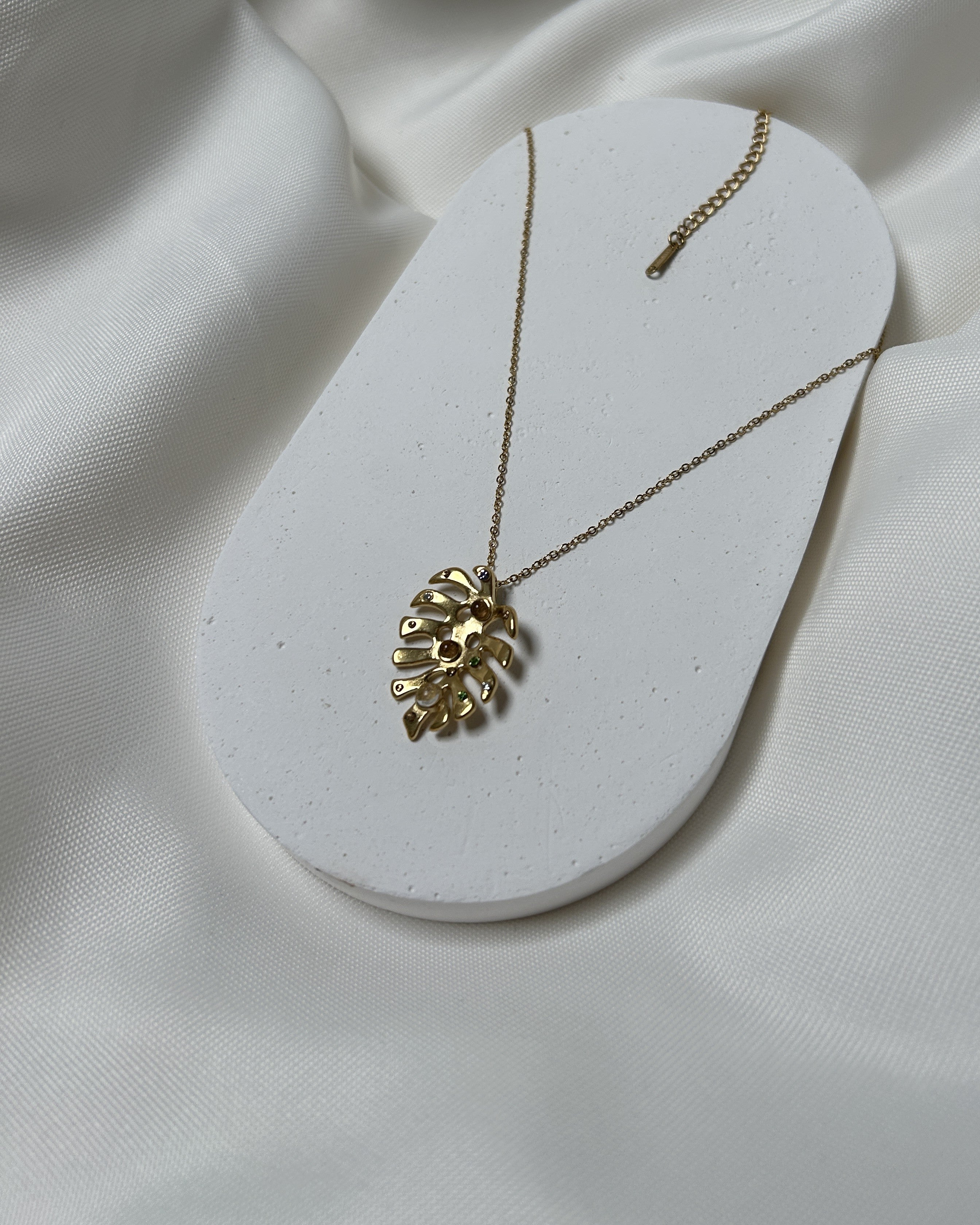 Yaprak Form Taş Detaylı Altın Renk Çelik Kolye