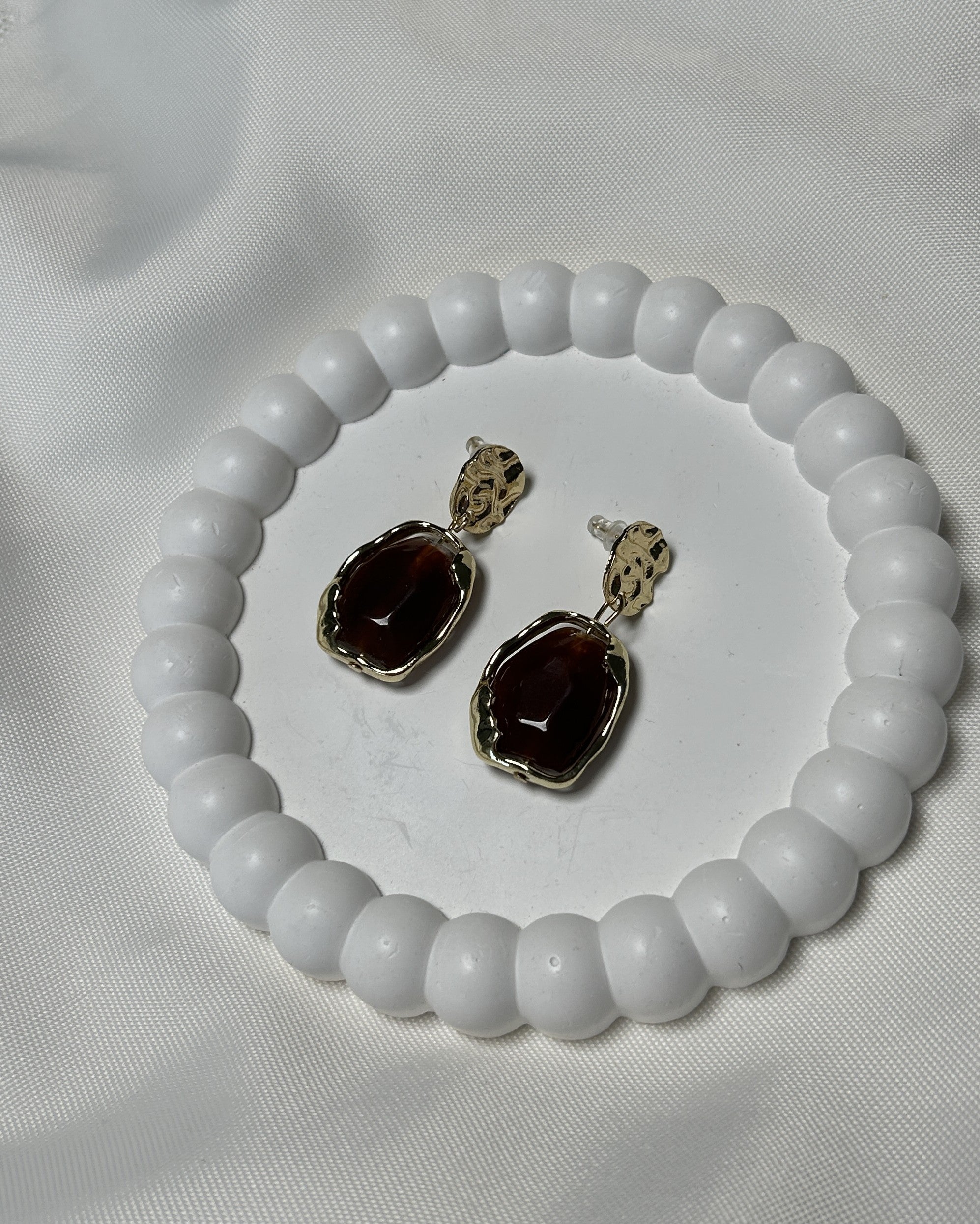 Bordo Taş Detaylı Altın Renk Çelik Sallantılı Küpe