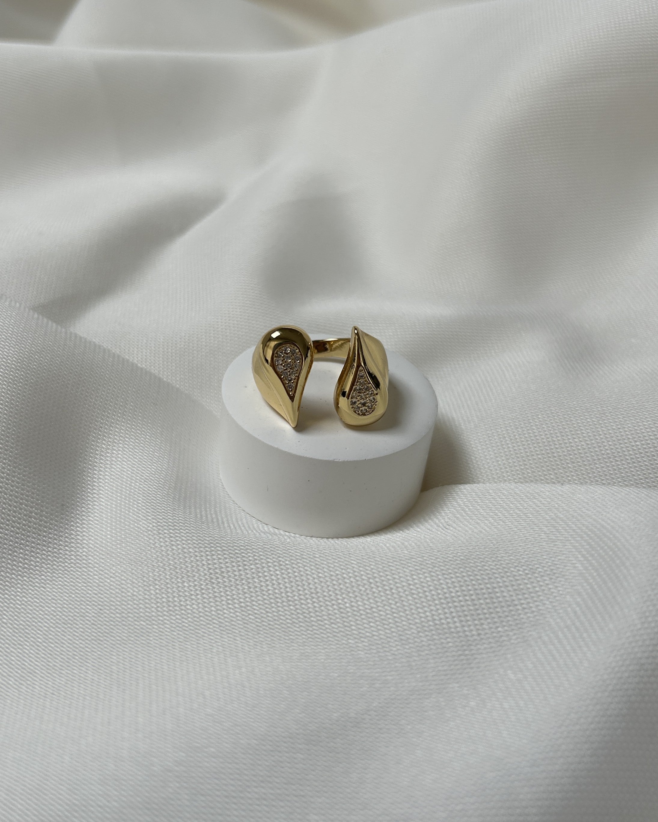 Damla Form Taş Detaylı Altın Renk Ayarlanabilir Çelik Yüzük