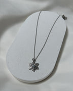 Çiçek Form Taş Detaylı Gümüş Renk Çelik Kolye