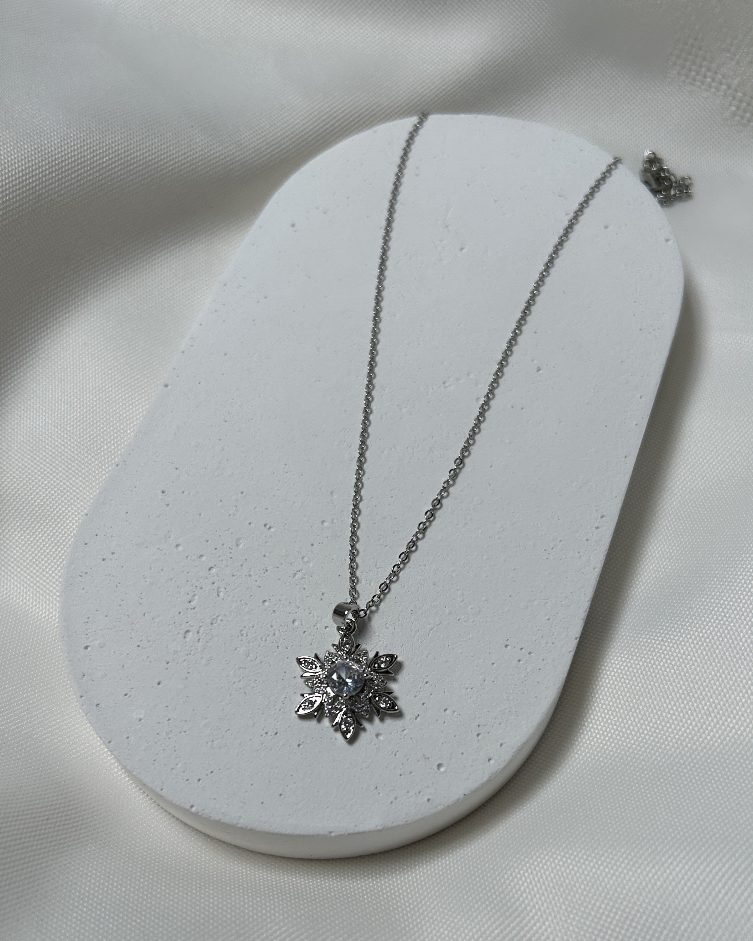 Çiçek Form Taş Detaylı Gümüş Renk Çelik Kolye