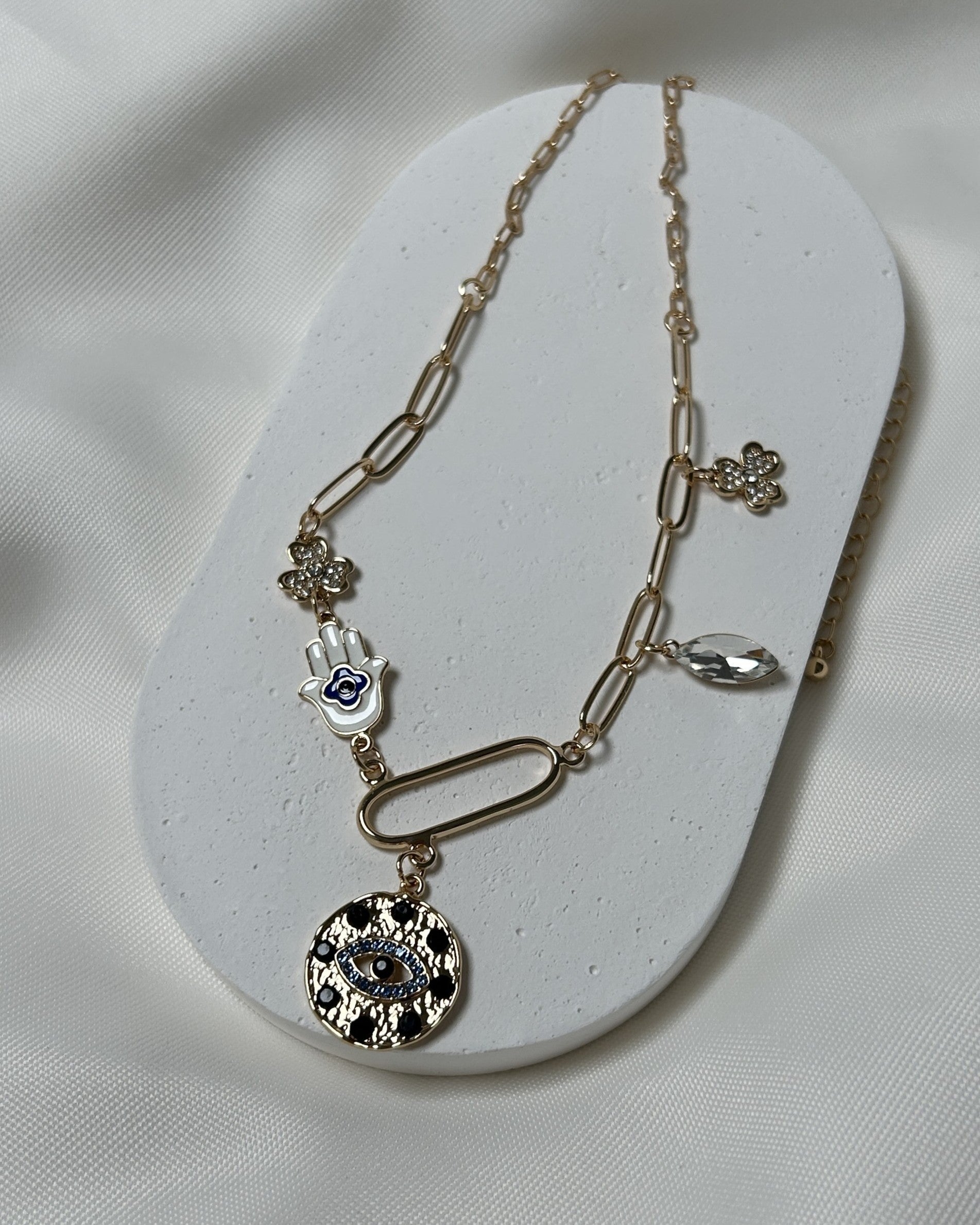 Nazar Boncuklu ve El Figürlü Altın Renk Çoklu Charm Çelik Kolye