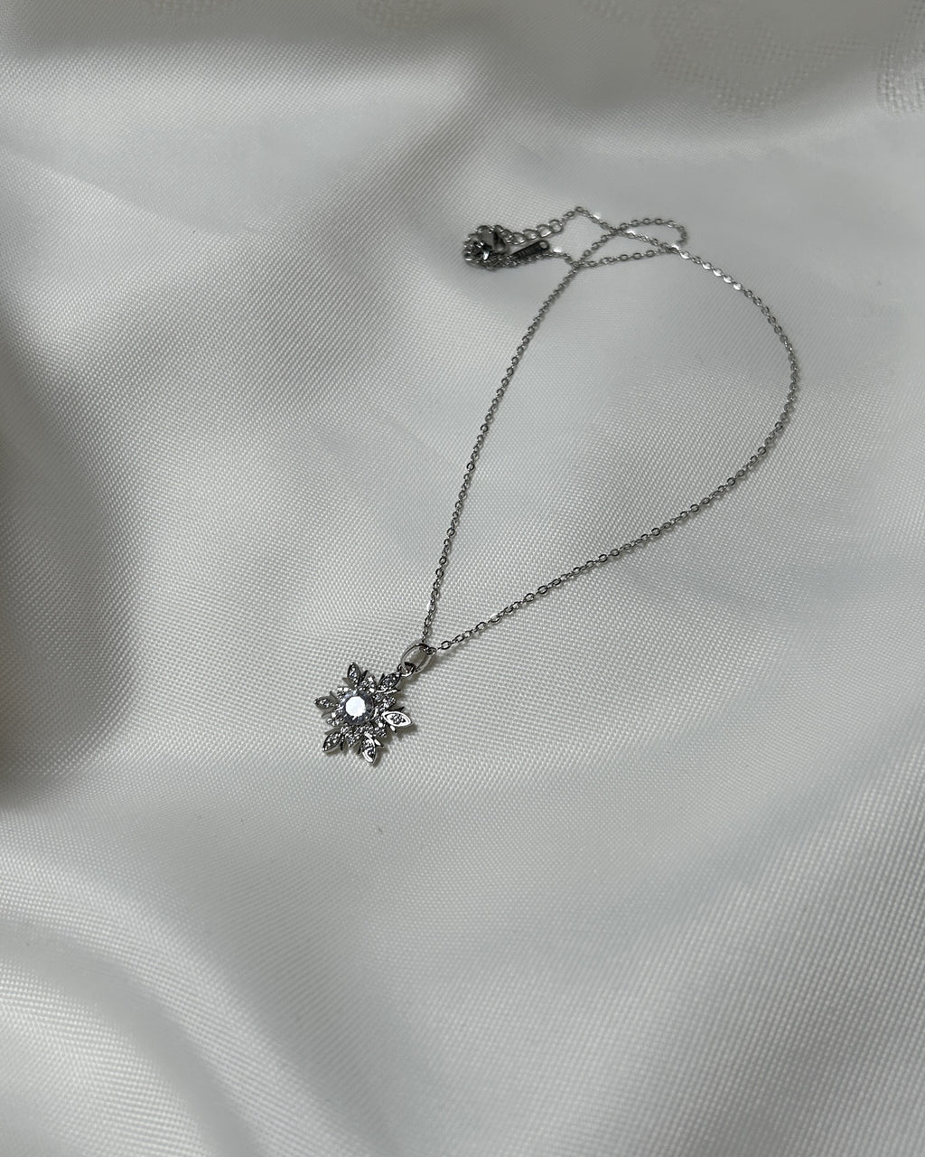 Çiçek Form Taş Detaylı Gümüş Renk Çelik Kolye