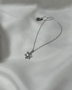 Çiçek Form Taş Detaylı Gümüş Renk Çelik Kolye