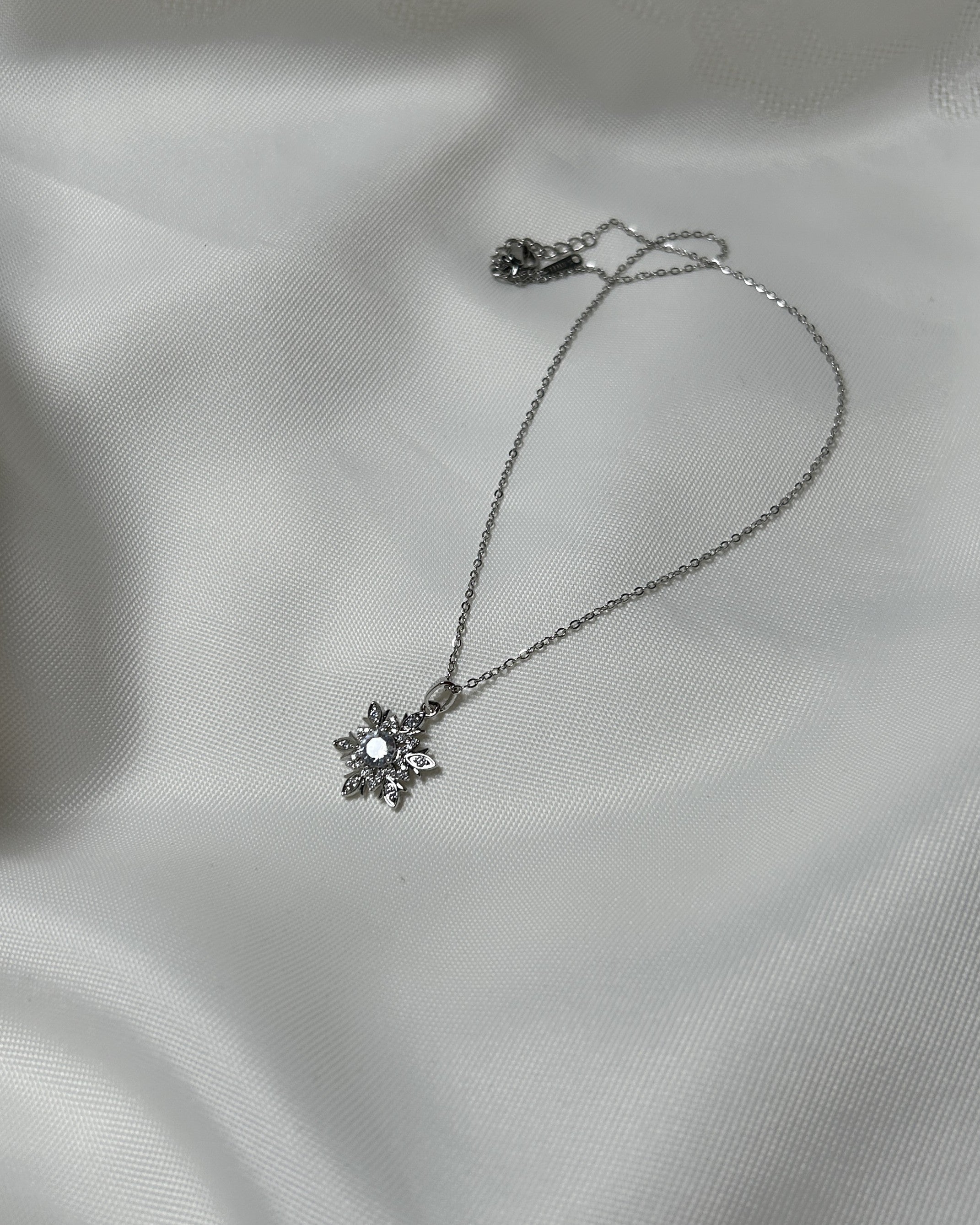 Çiçek Form Taş Detaylı Gümüş Renk Çelik Kolye