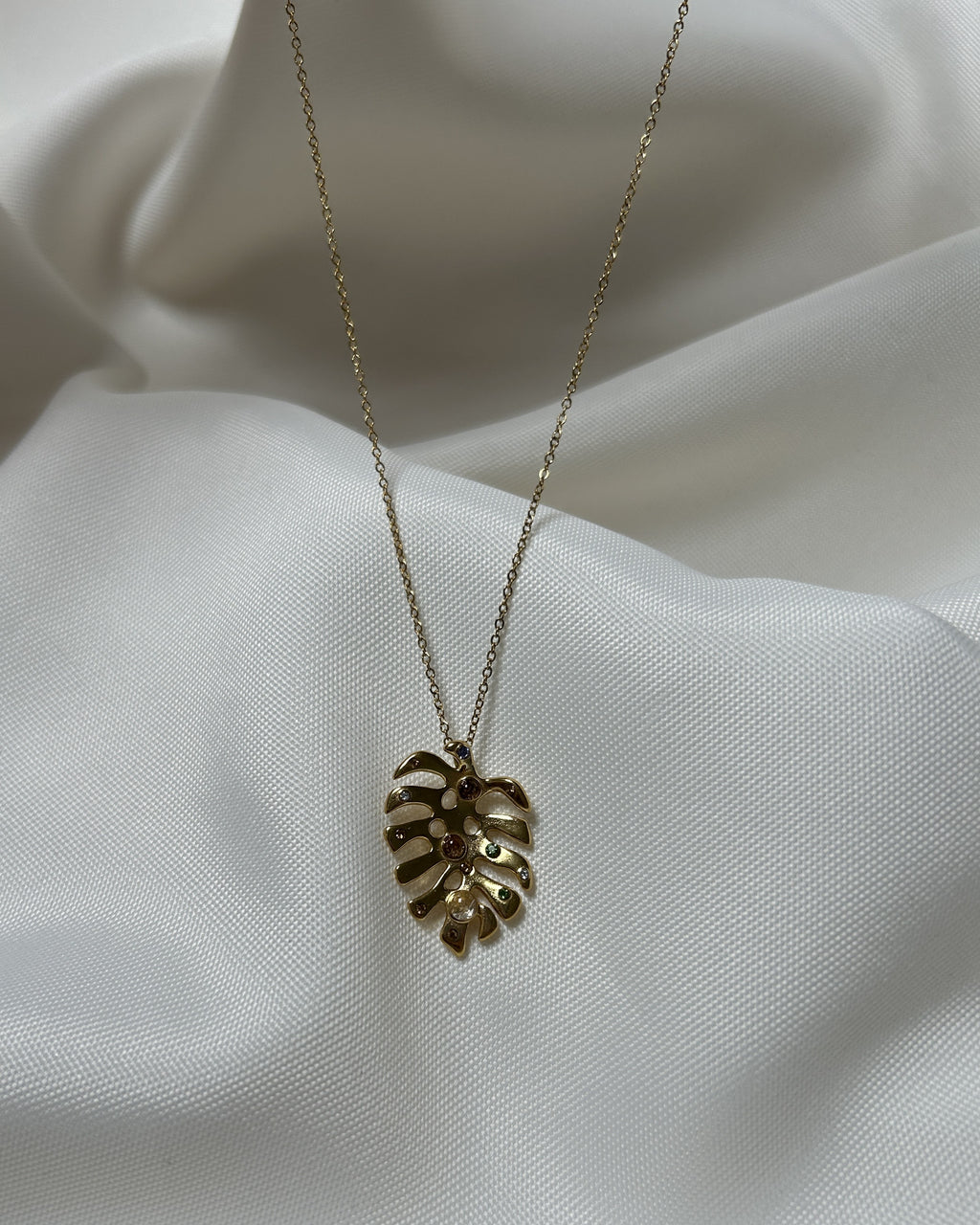 Yaprak Form Taş Detaylı Altın Renk Çelik Kolye