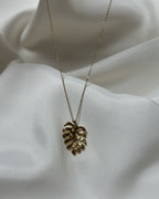 Yaprak Form Taş Detaylı Altın Renk Çelik Kolye