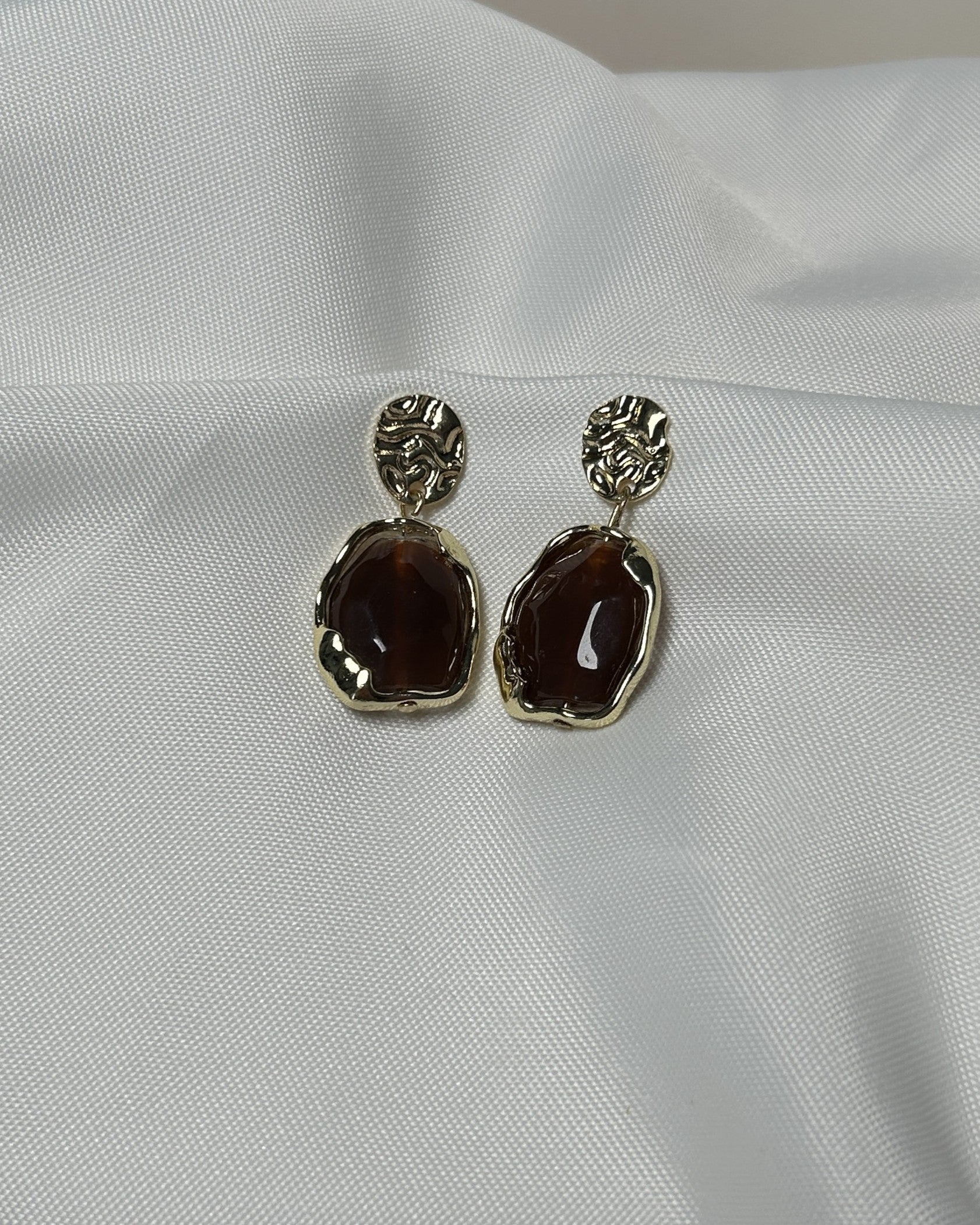 Bordo Taş Detaylı Altın Renk Çelik Sallantılı Küpe