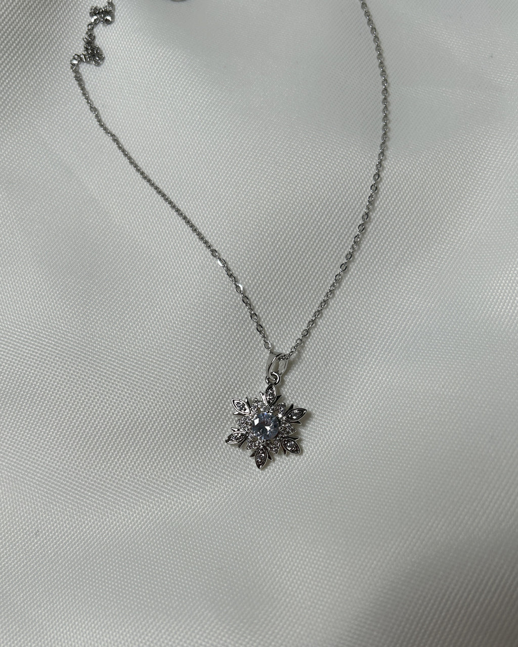 Çiçek Form Taş Detaylı Gümüş Renk Çelik Kolye