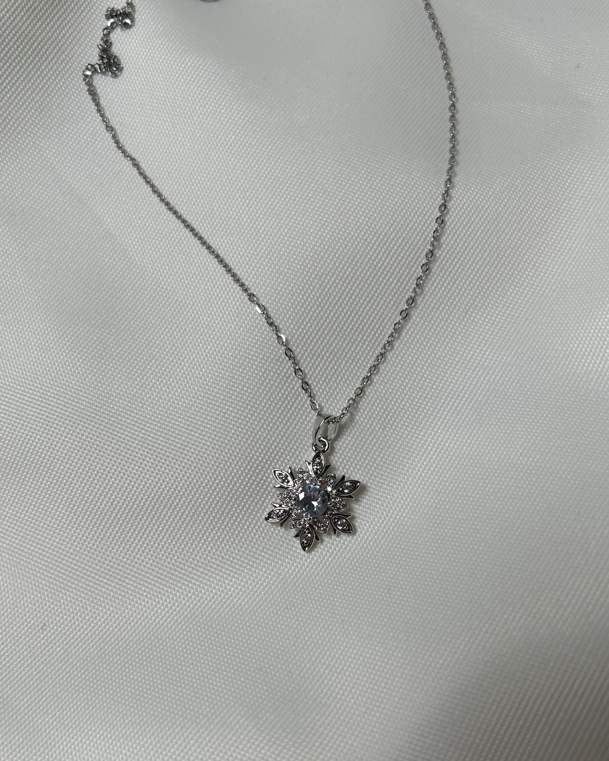 Çiçek Form Taş Detaylı Gümüş Renk Çelik Kolye