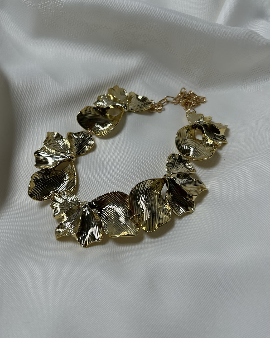 Yaprak Form Detaylı Altın Renk Çelik Kolye