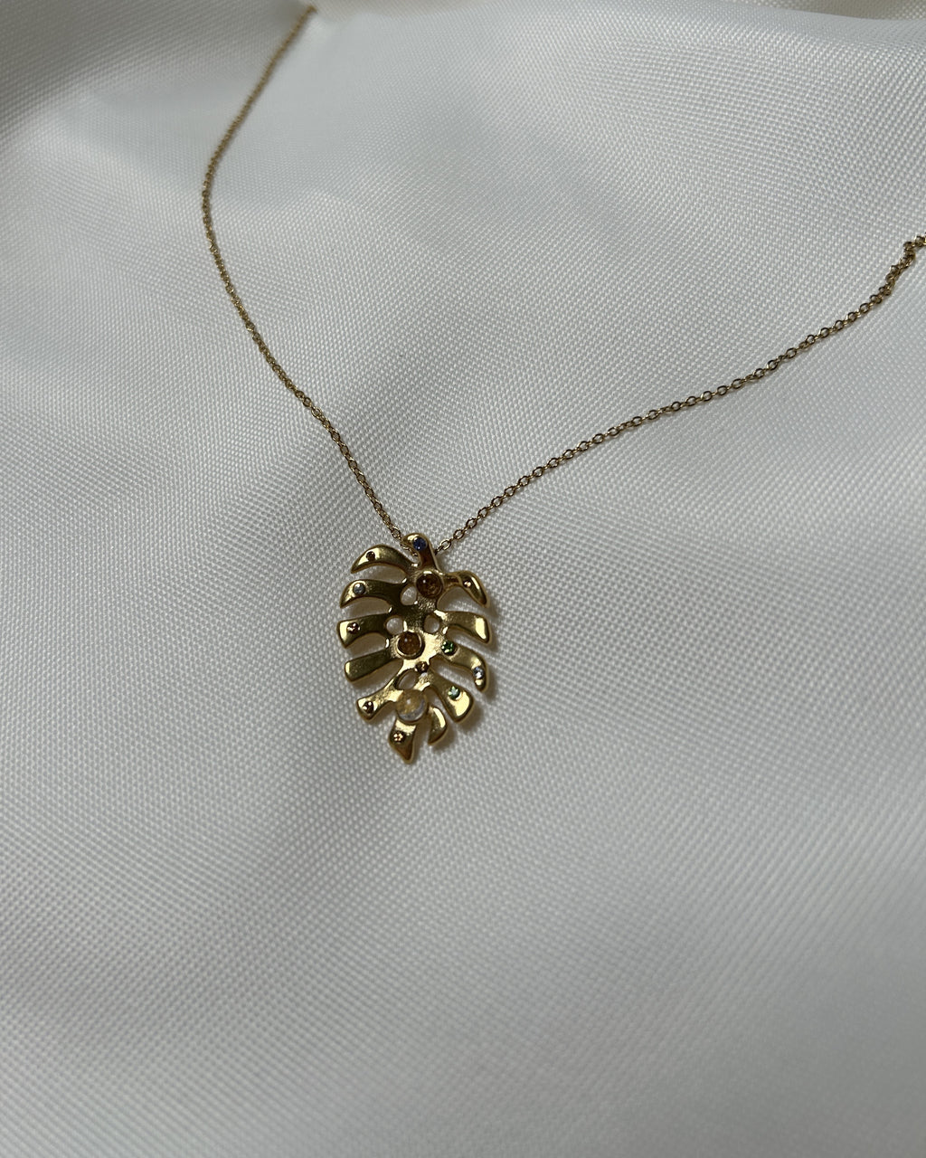 Yaprak Form Taş Detaylı Altın Renk Çelik Kolye