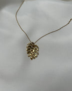 Yaprak Form Taş Detaylı Altın Renk Çelik Kolye