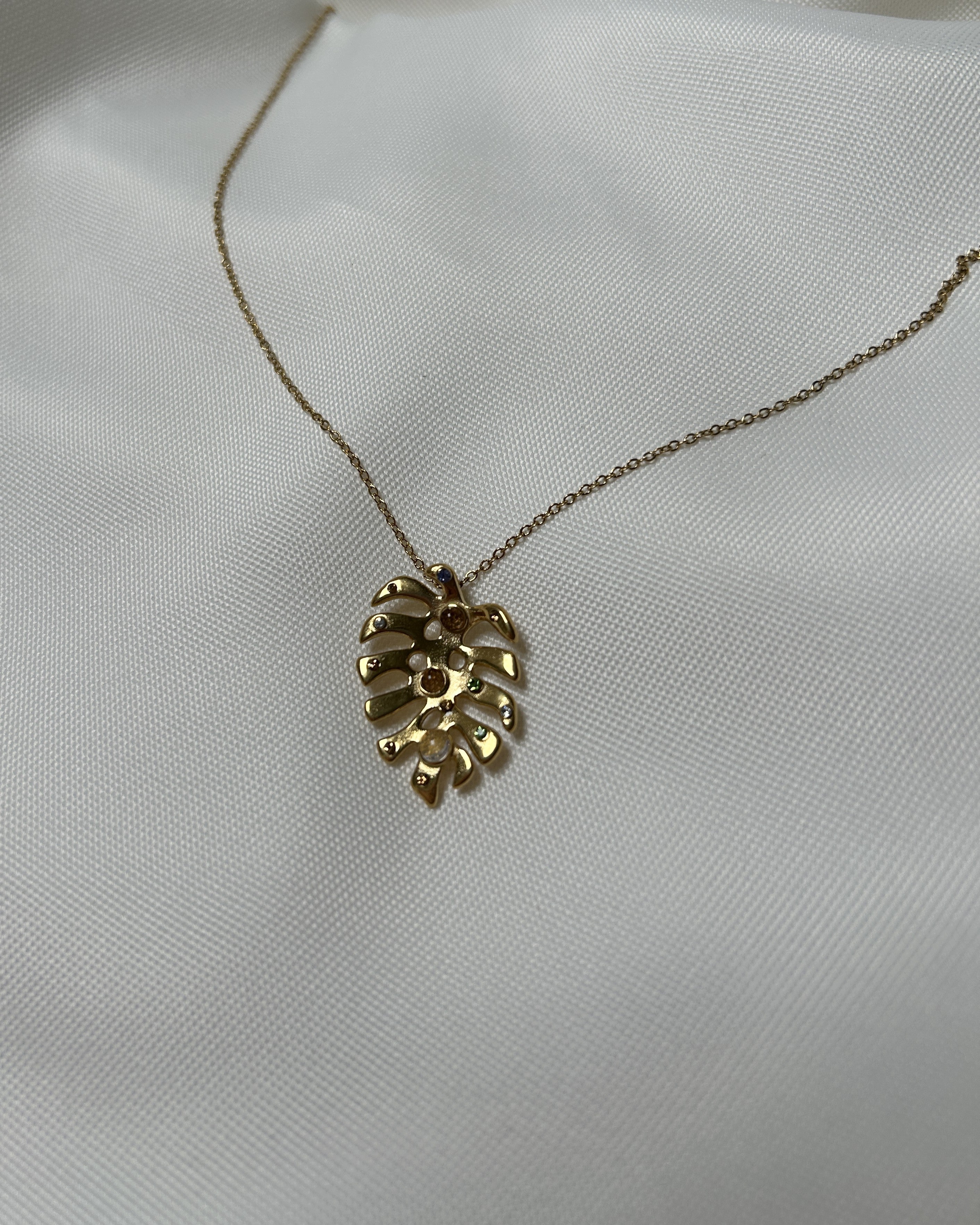 Yaprak Form Taş Detaylı Altın Renk Çelik Kolye