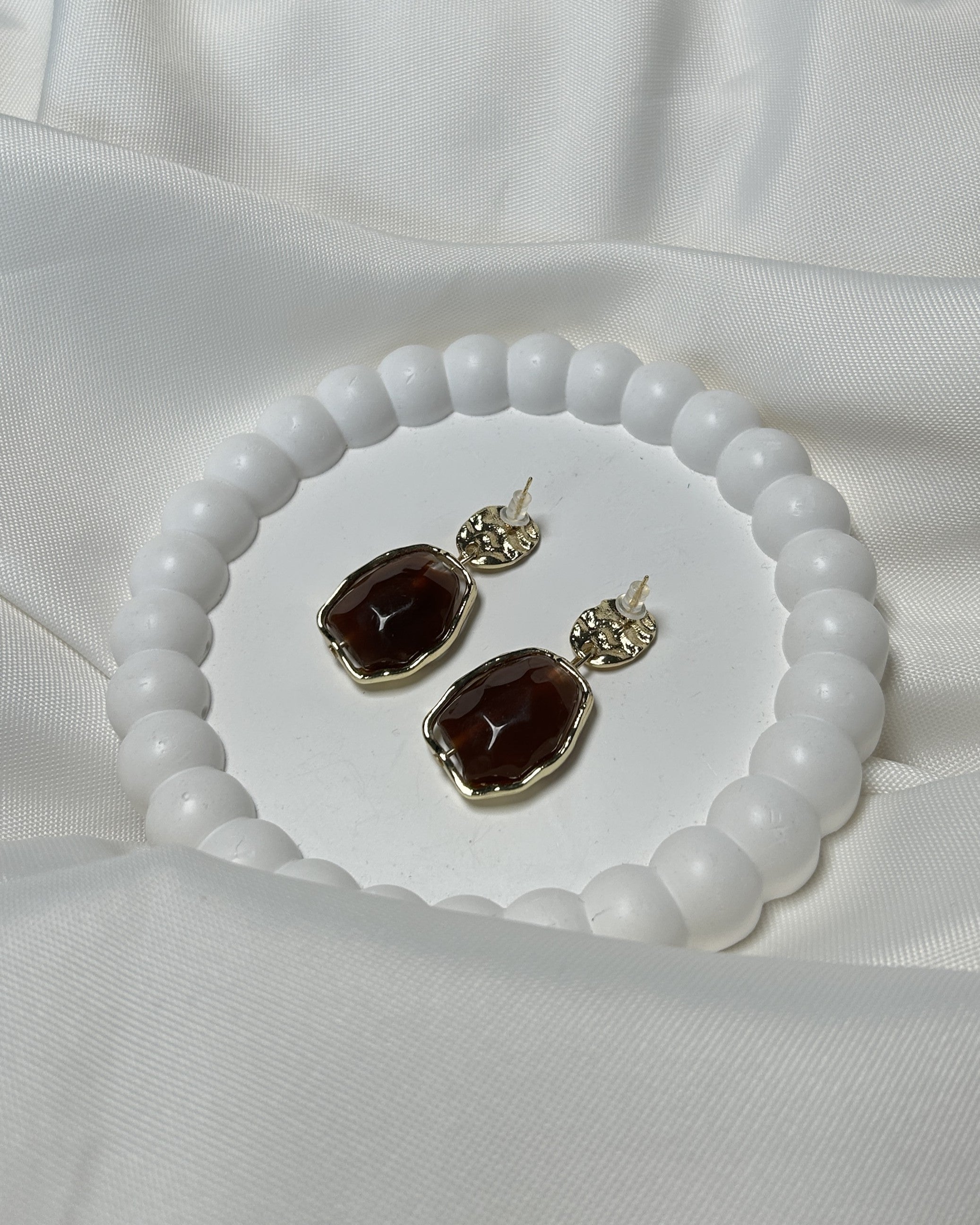 Bordo Taş Detaylı Altın Renk Çelik Sallantılı Küpe