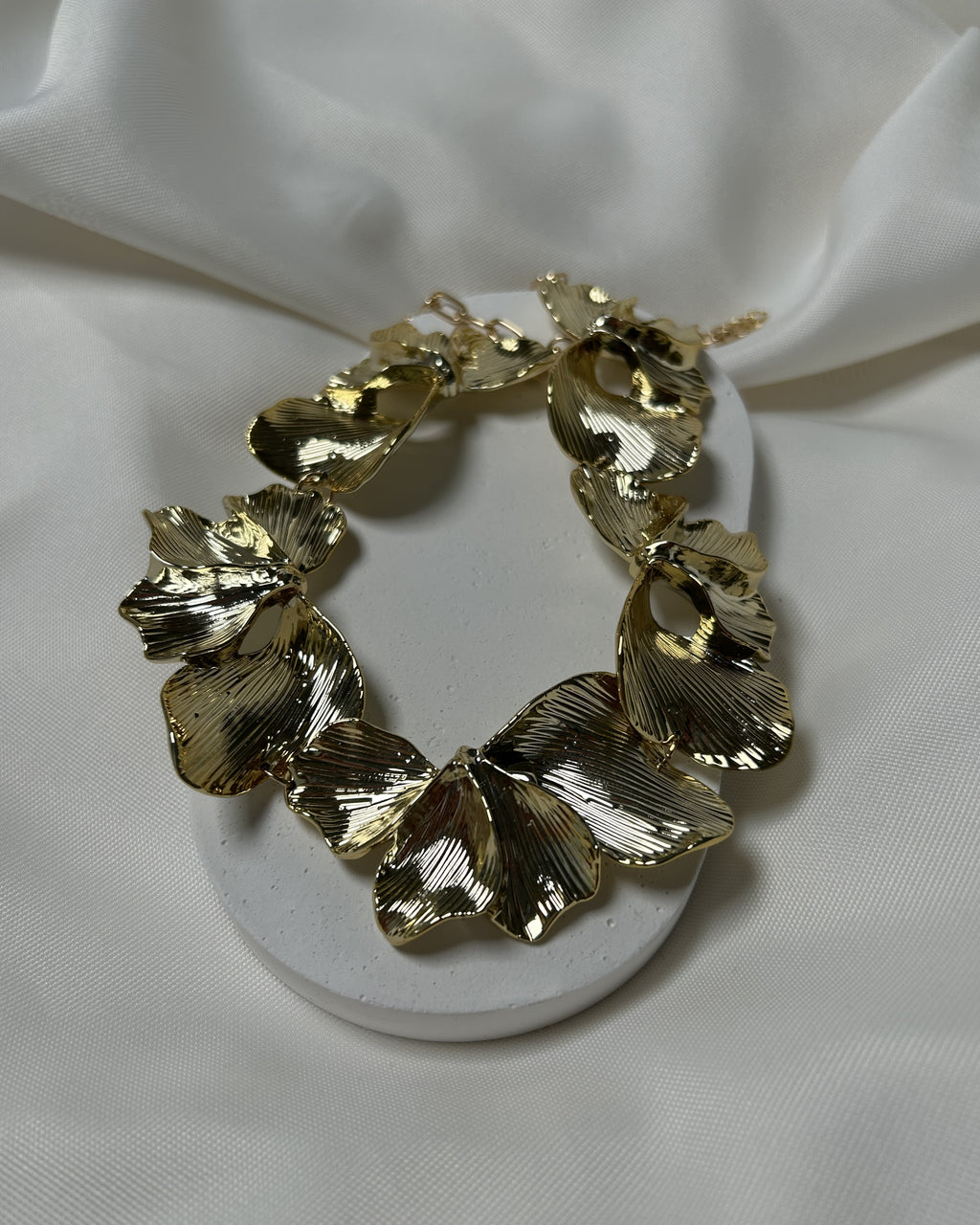 Yaprak Form Detaylı Altın Renk Çelik Kolye