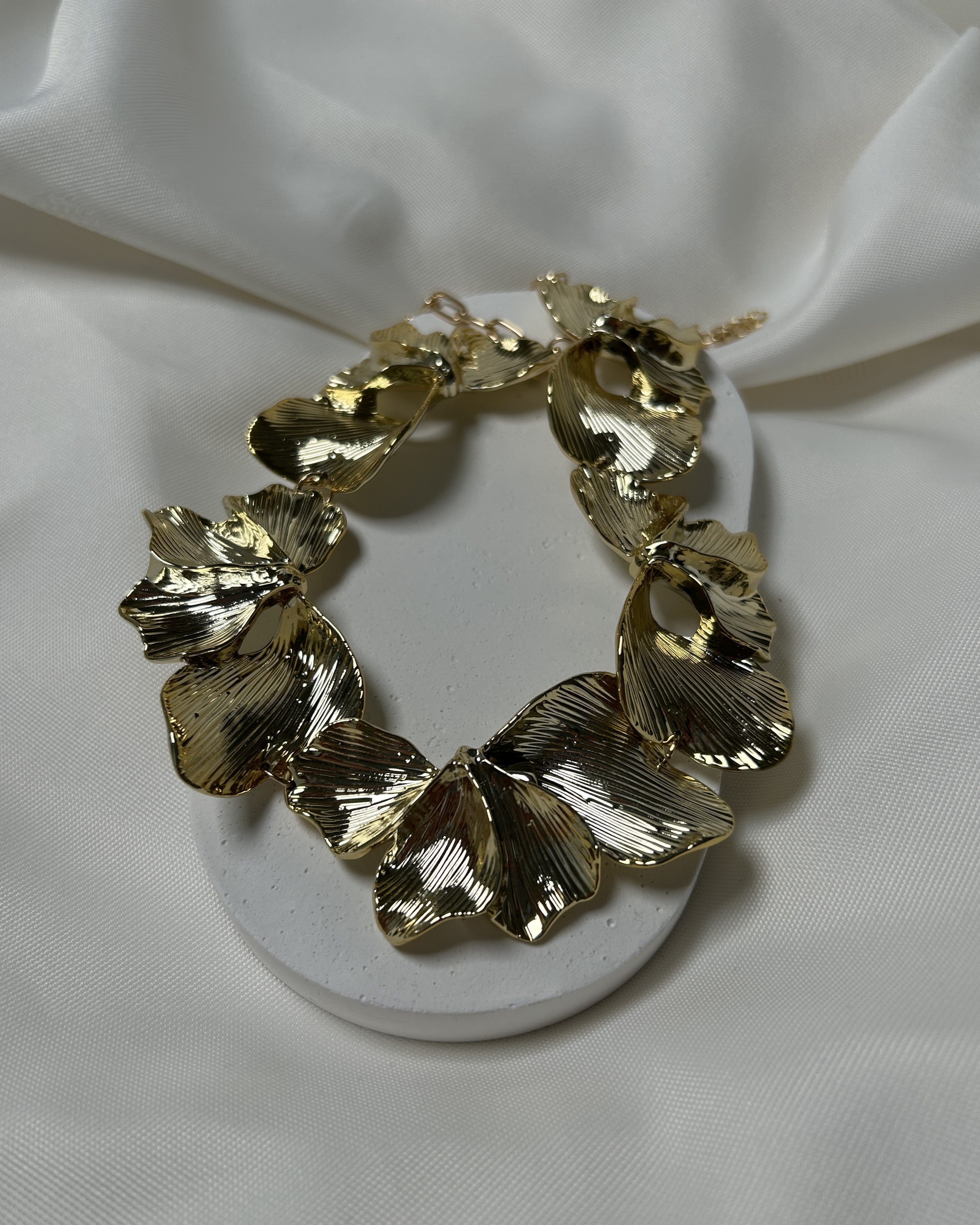 Yaprak Form Detaylı Altın Renk Çelik Kolye