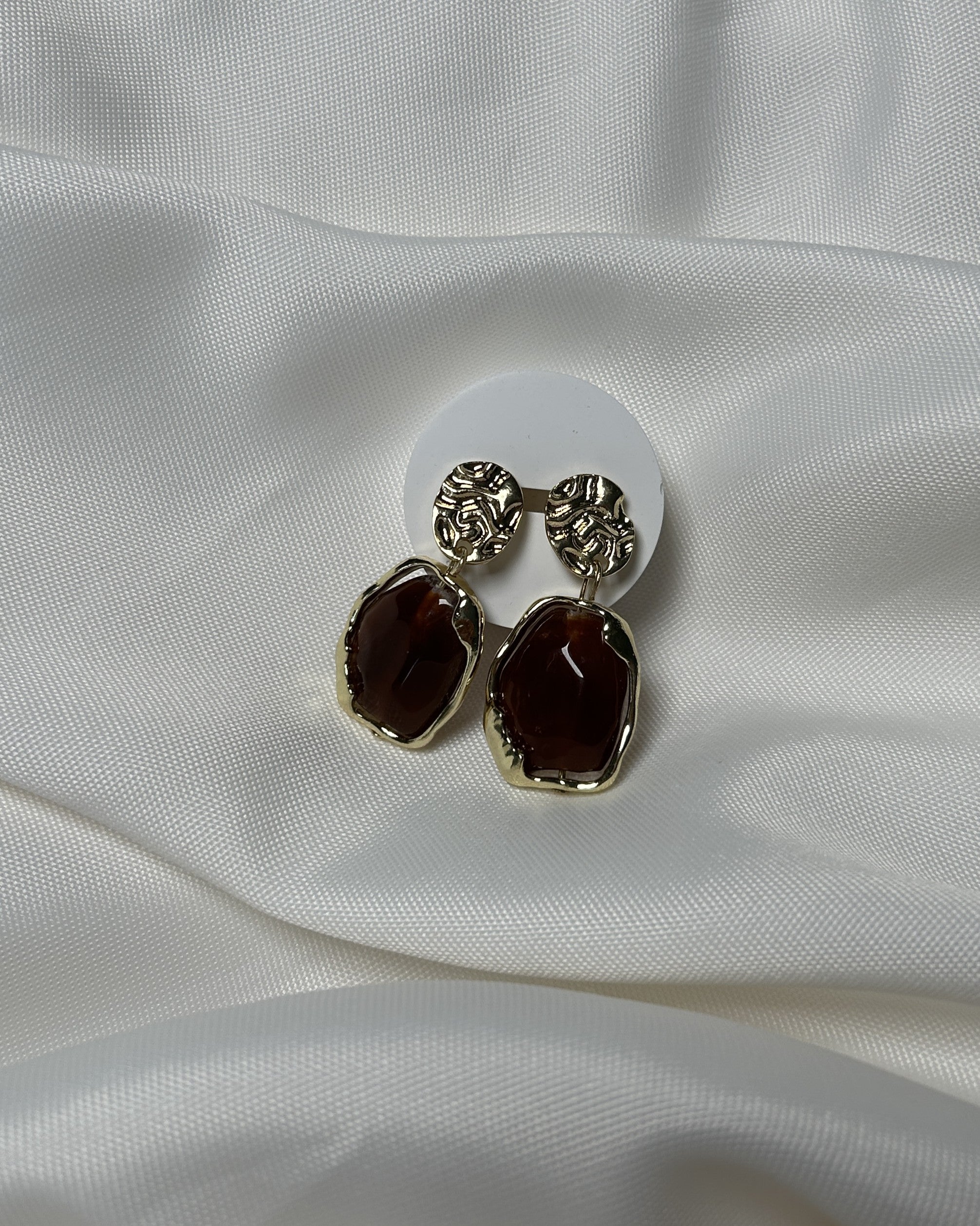 Bordo Taş Detaylı Altın Renk Çelik Sallantılı Küpe