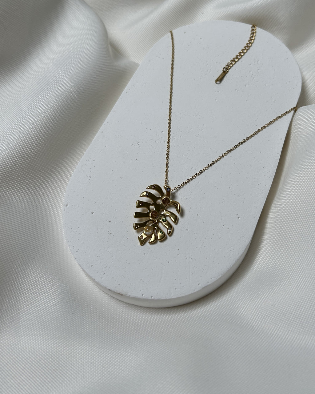 Yaprak Form Taş Detaylı Altın Renk Çelik Kolye