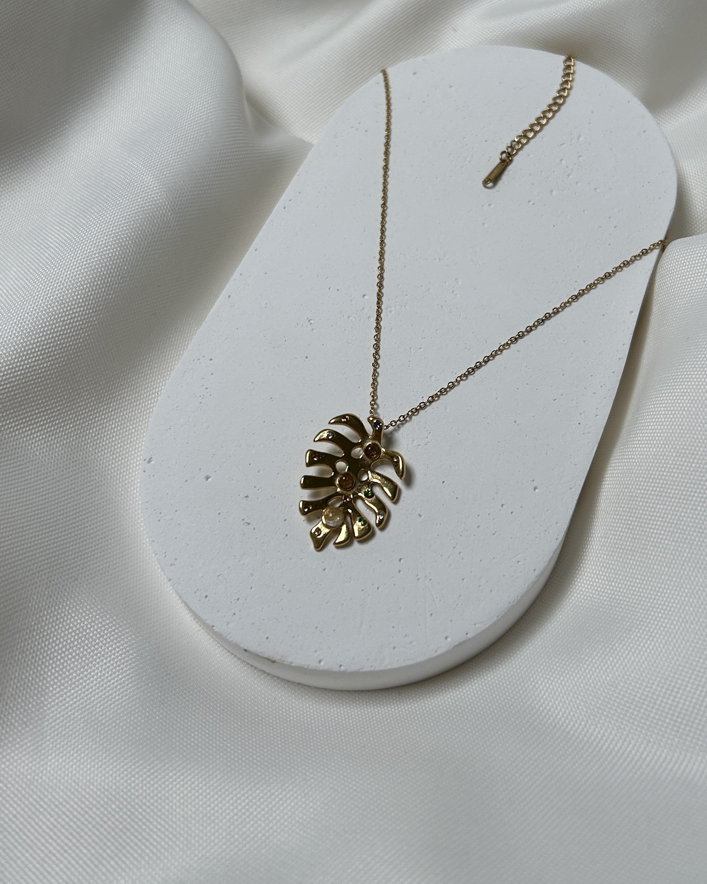 Yaprak Form Taş Detaylı Altın Renk Çelik Kolye