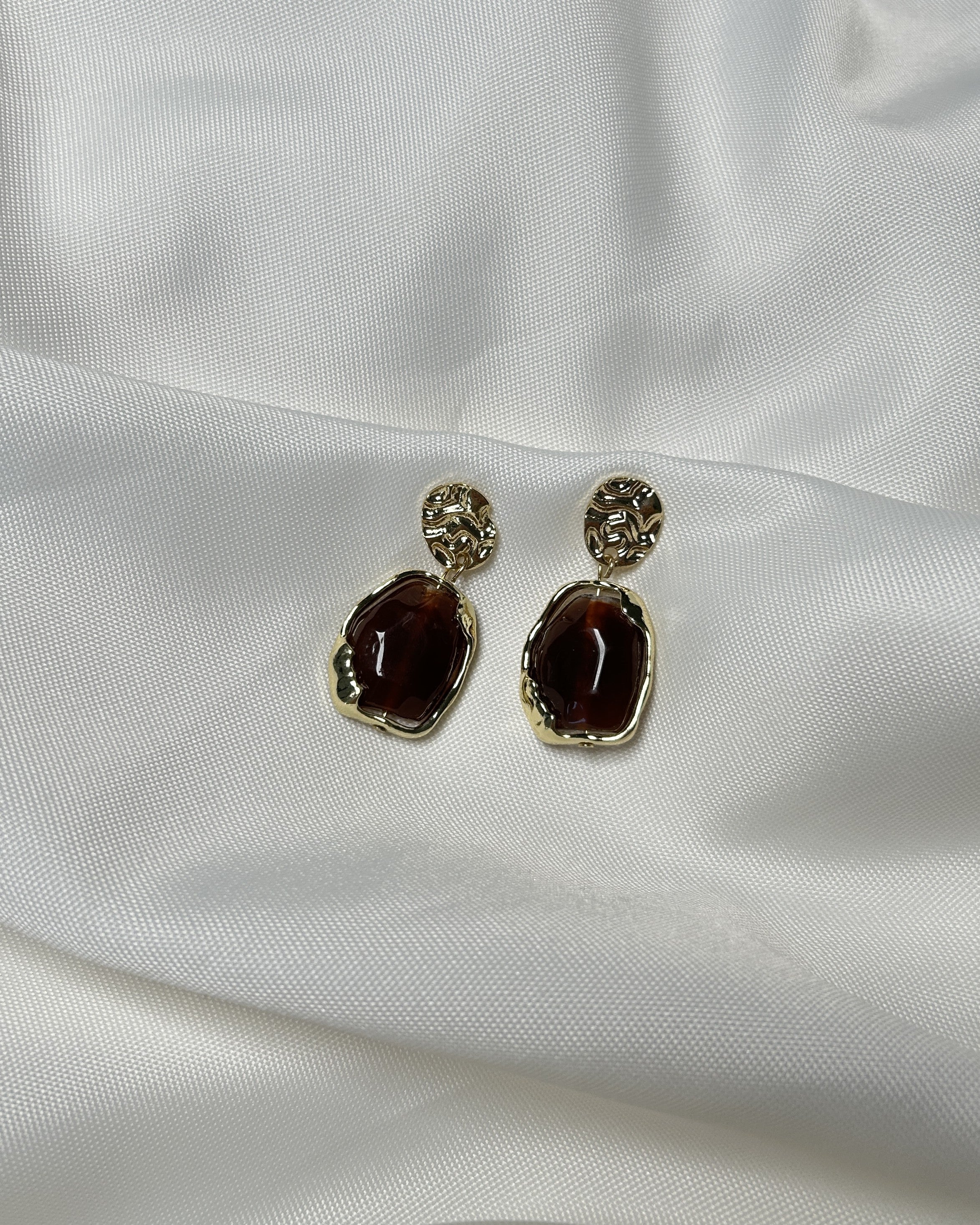 Bordo Taş Detaylı Altın Renk Çelik Sallantılı Küpe