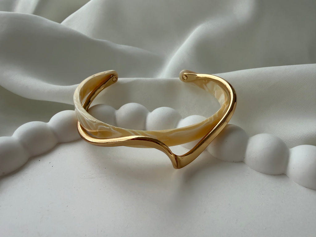 Bej Rengi Desenli Ve Tasarım Çelik Kelepçe Bileklik