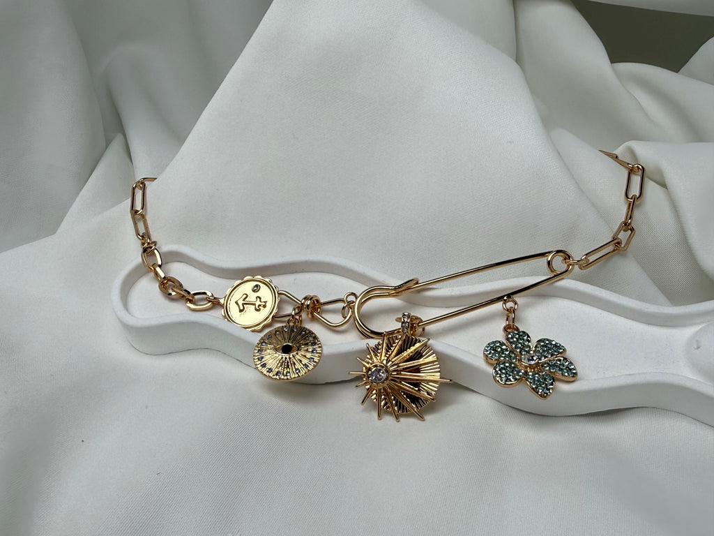 Taşlı Mavi Çiçek Charmlı Çengelli İğne Çelik Kolye