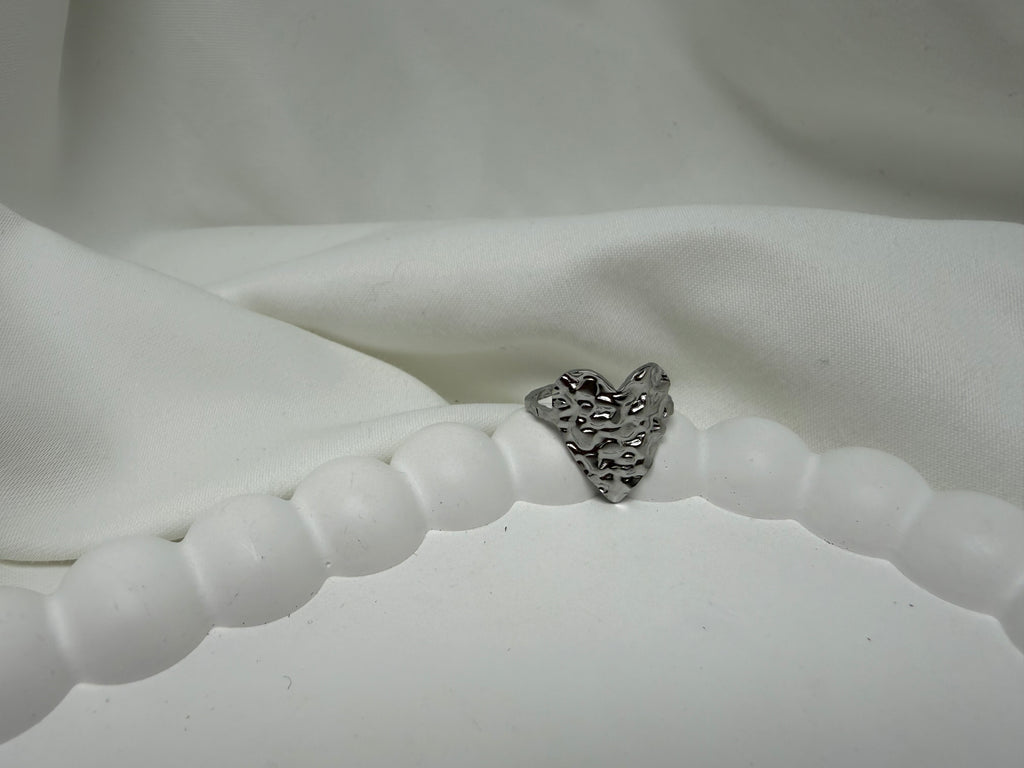 Desenli Kalp Figürlü Çelik Yüzük