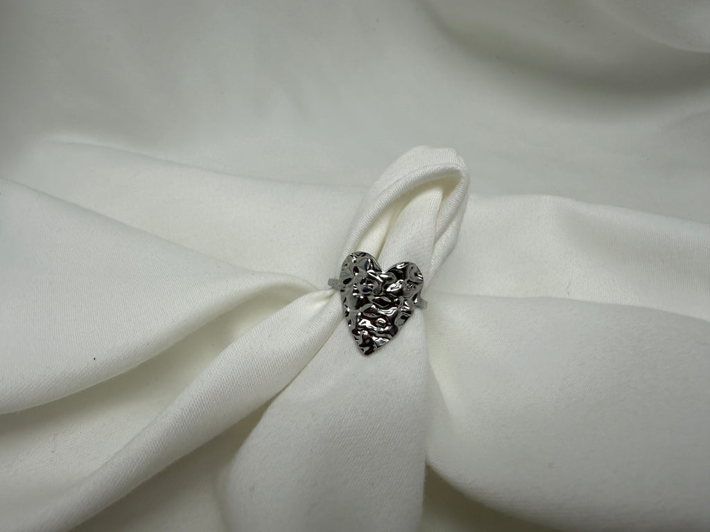 Desenli Kalp Figürlü Çelik Yüzük