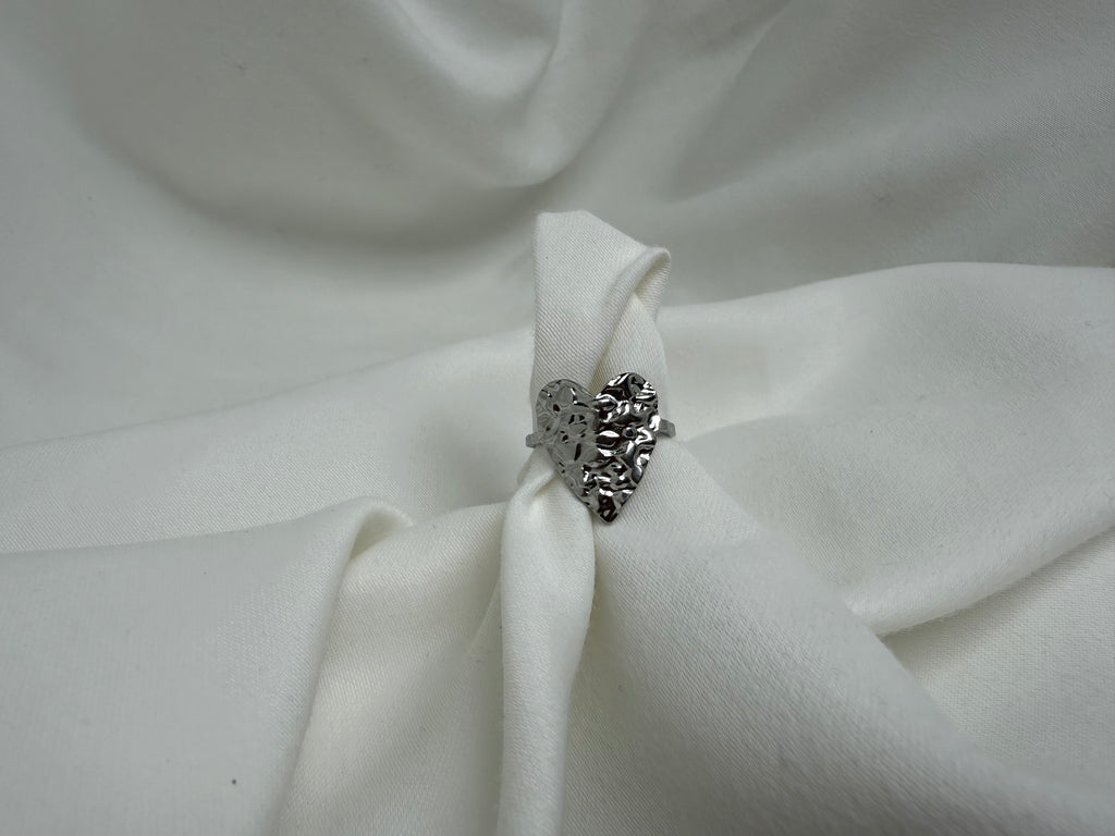 Desenli Kalp Figürlü Çelik Yüzük