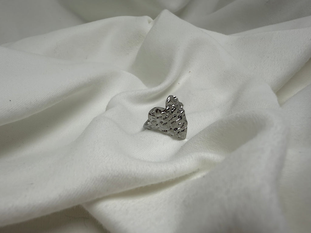 Desenli Kalp Figürlü Çelik Yüzük