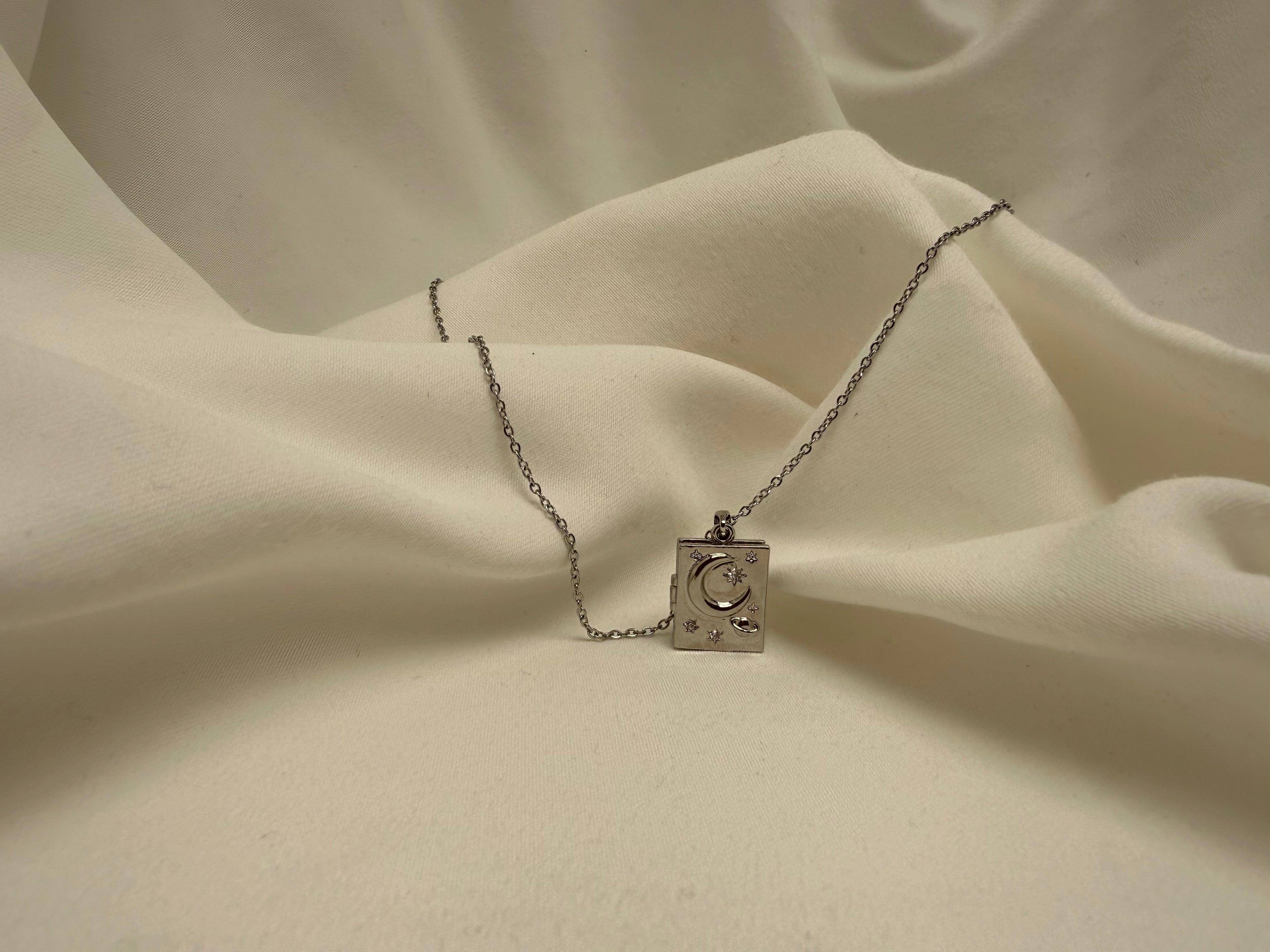 Gökyüzü Temalı Açılabilen Kitap Çelik Kolye