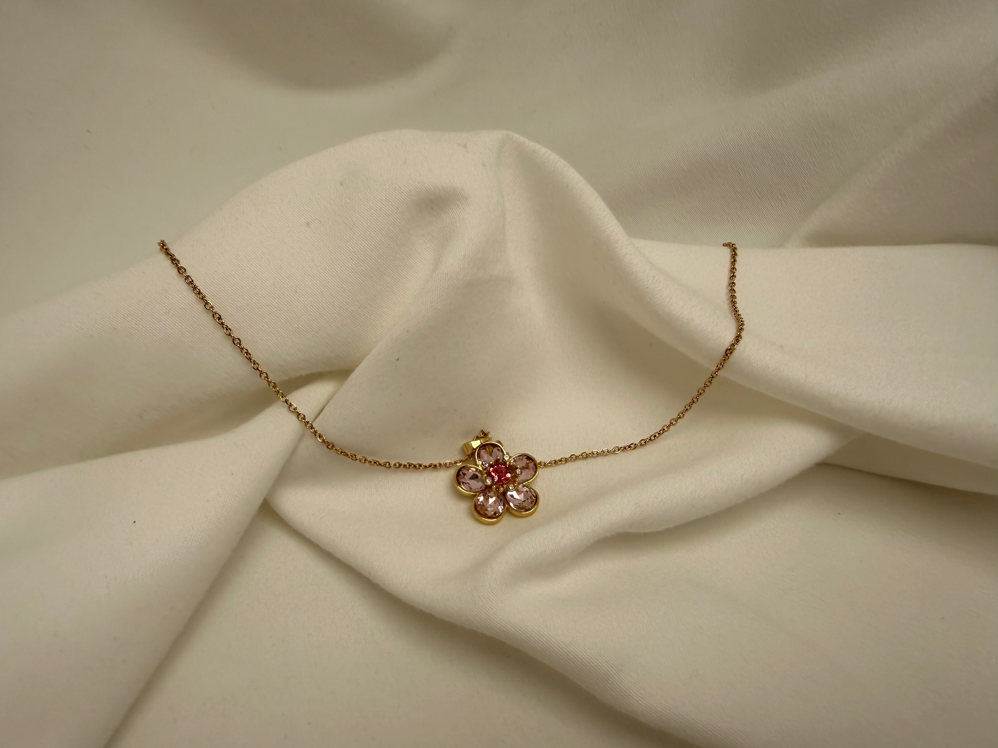 Pembe Taşlı Çiçekli Zarif Çelik Kolye