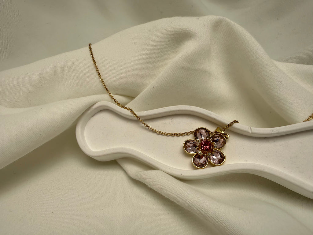 Pembe Taşlı Çiçekli Zarif Çelik Kolye