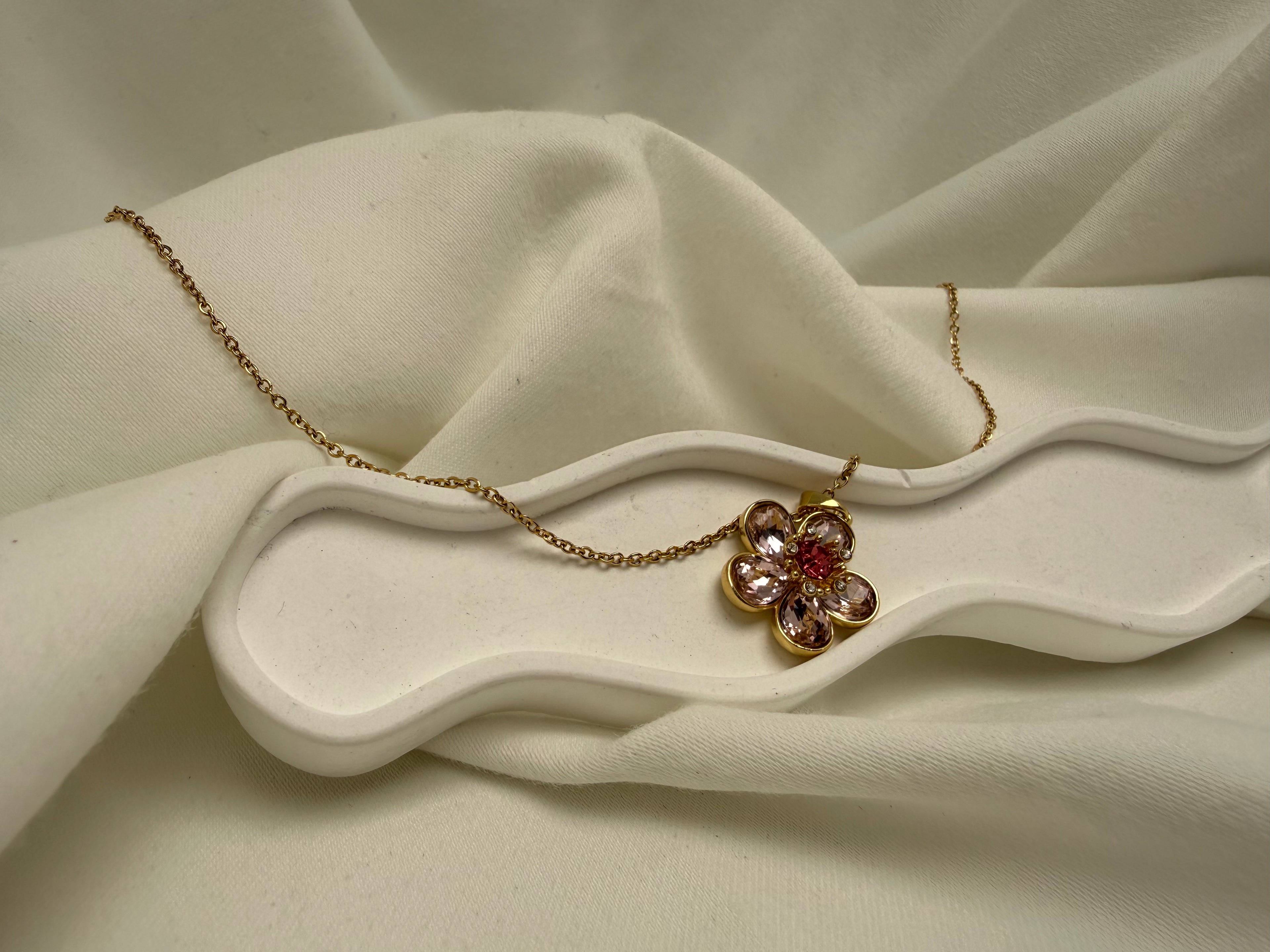 Pembe Taşlı Çiçekli Zarif Çelik Kolye