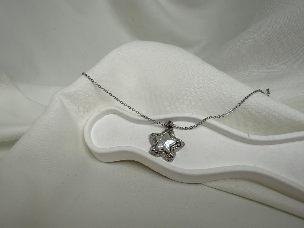 Kabartma Detaylı Desenli Yıldızlı Çelik Kolye