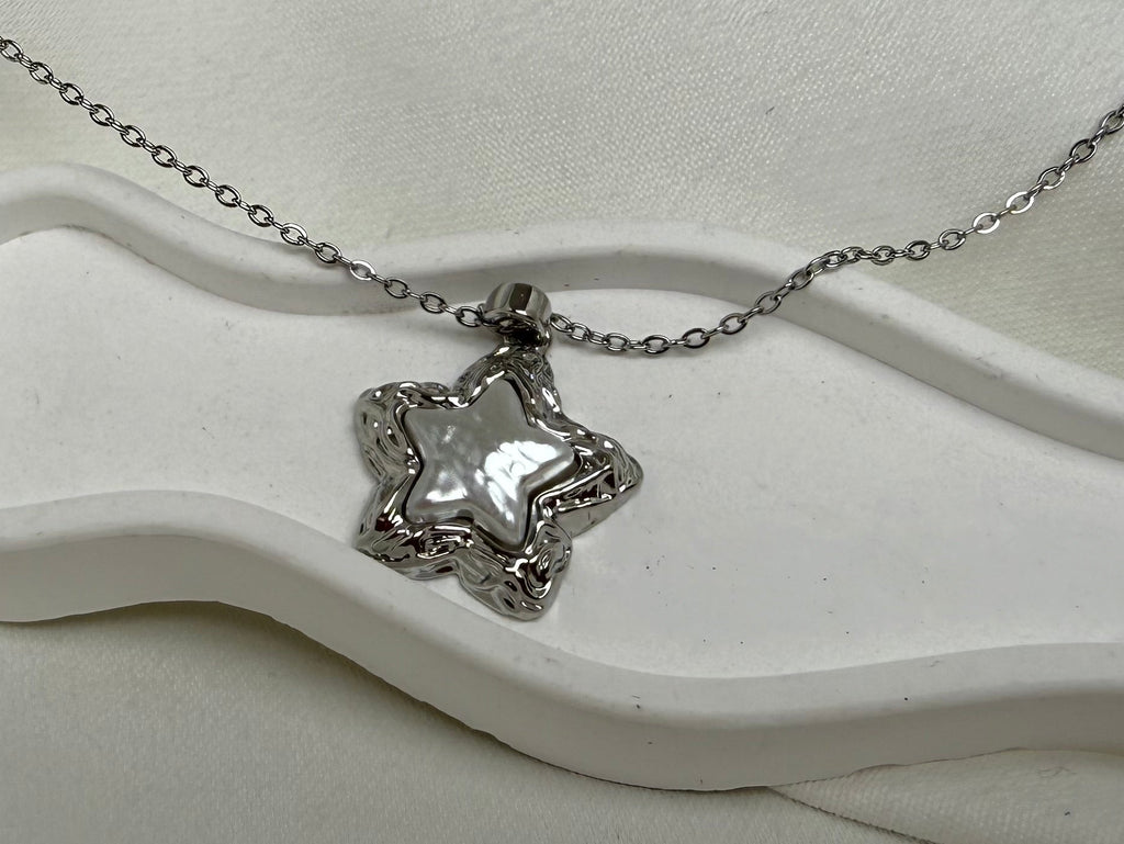 Kabartma Detaylı Desenli Yıldızlı Çelik Kolye