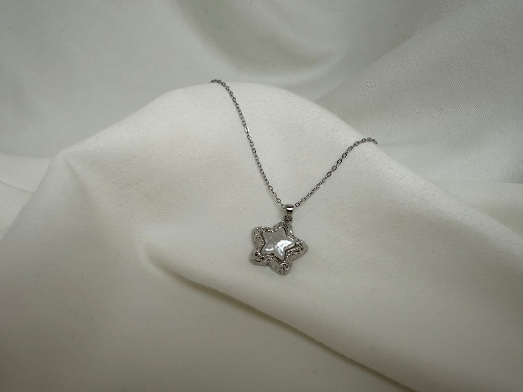 Kabartma Detaylı Desenli Yıldızlı Çelik Kolye