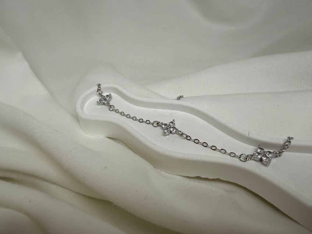 Sallantılı Çiçek Detaylı Taşlı Zarif Çelik Kolye