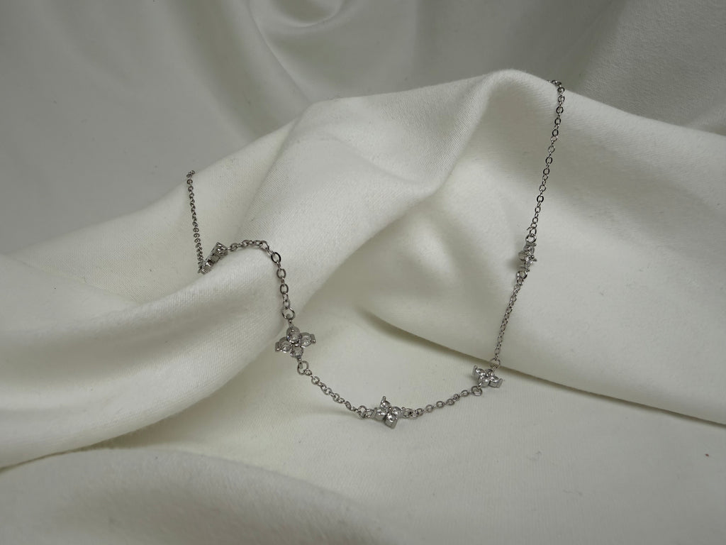 Sallantılı Çiçek Detaylı Taşlı Zarif Çelik Kolye