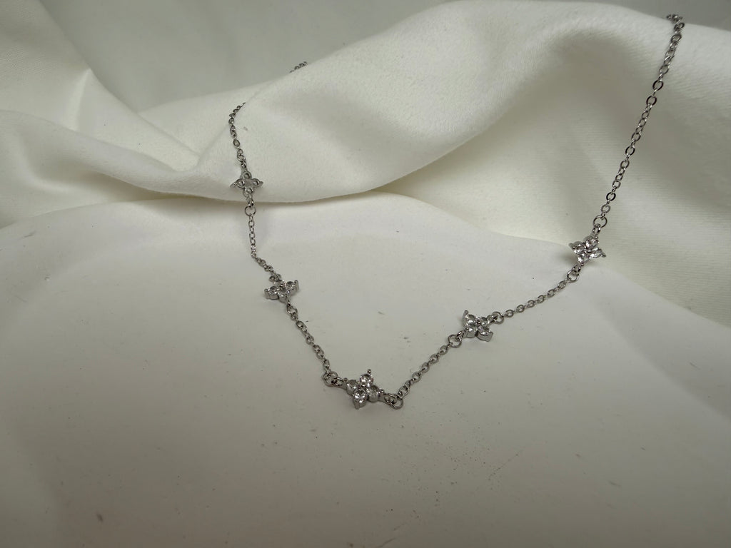 Sallantılı Çiçek Detaylı Taşlı Zarif Çelik Kolye