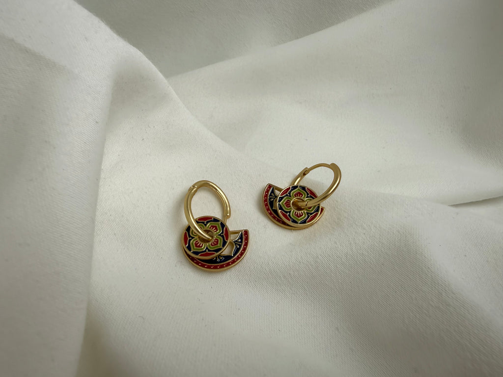 Etnik Desenli Sallantılı Çelik Küpe