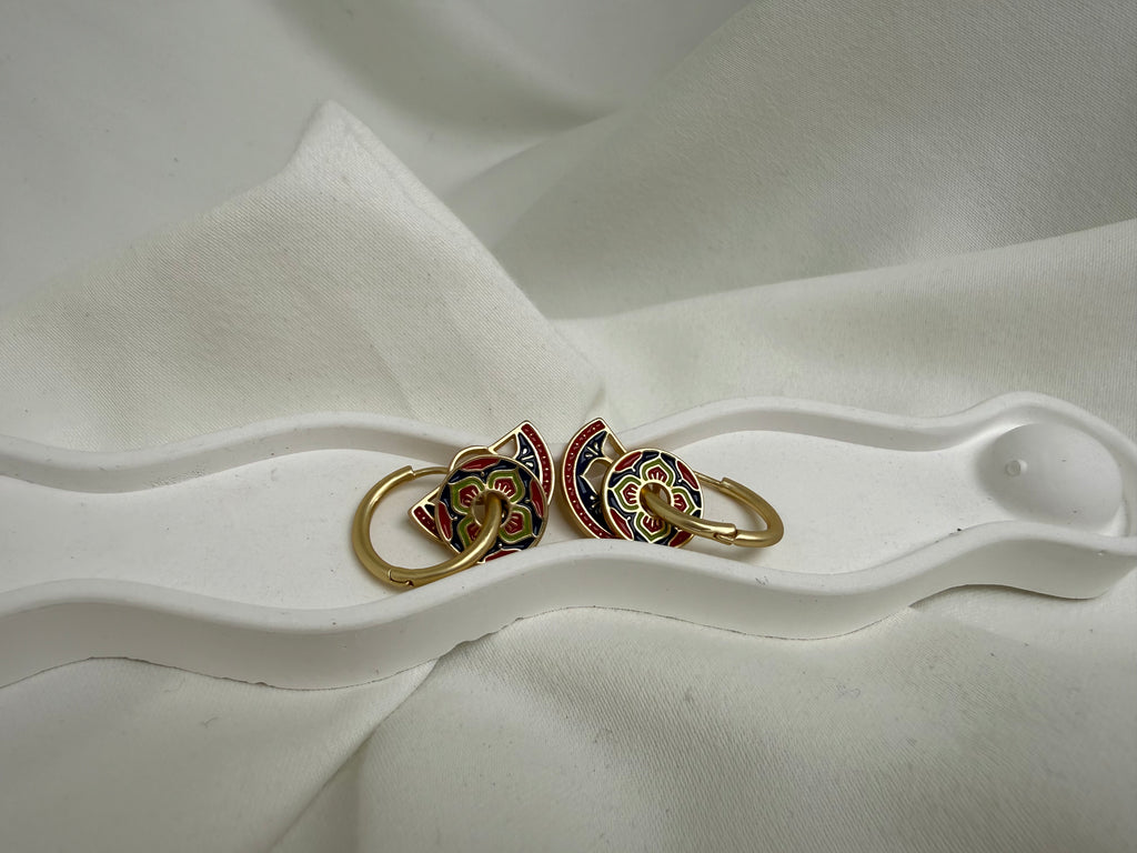 Etnik Desenli Sallantılı Çelik Küpe