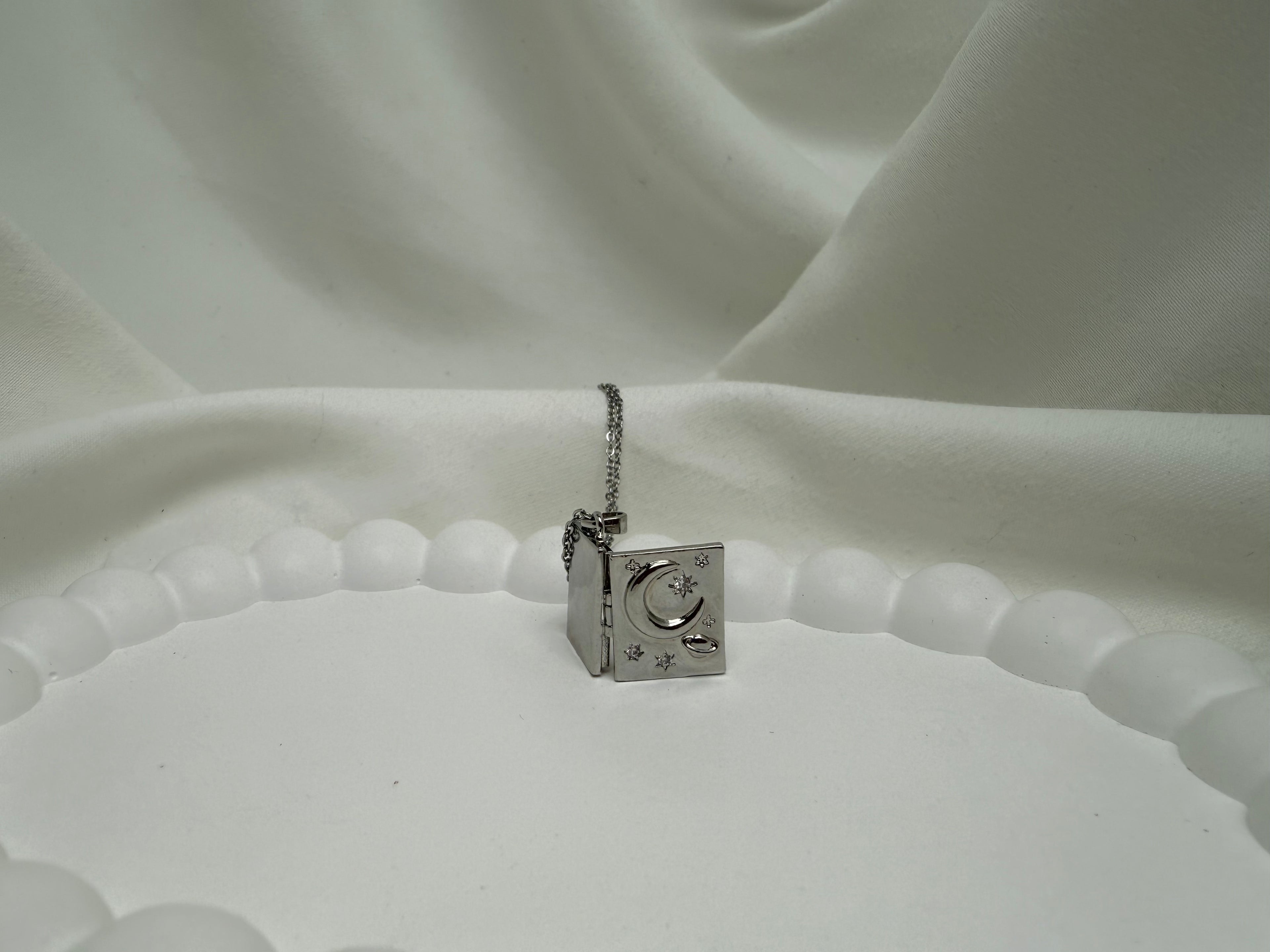 Gökyüzü Temalı Açılabilen Kitap Çelik Kolye