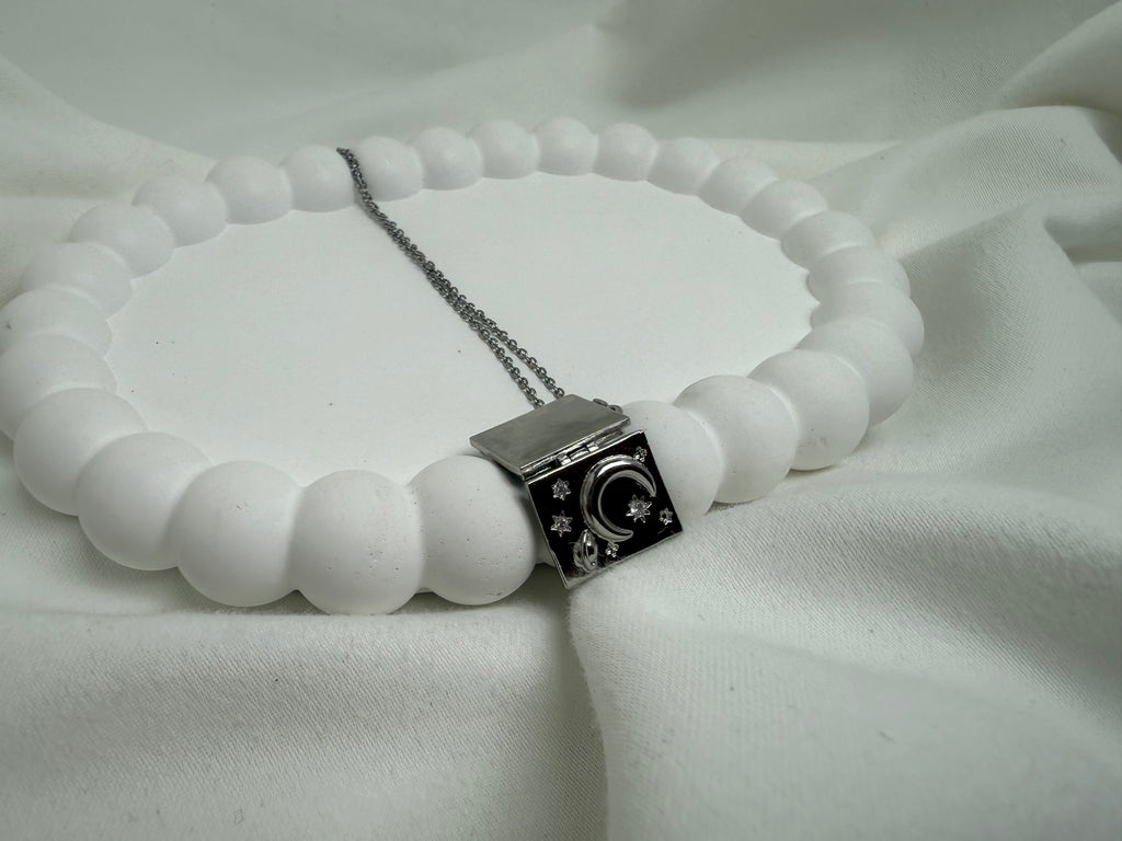 Gökyüzü Temalı Açılabilen Kitap Çelik Kolye