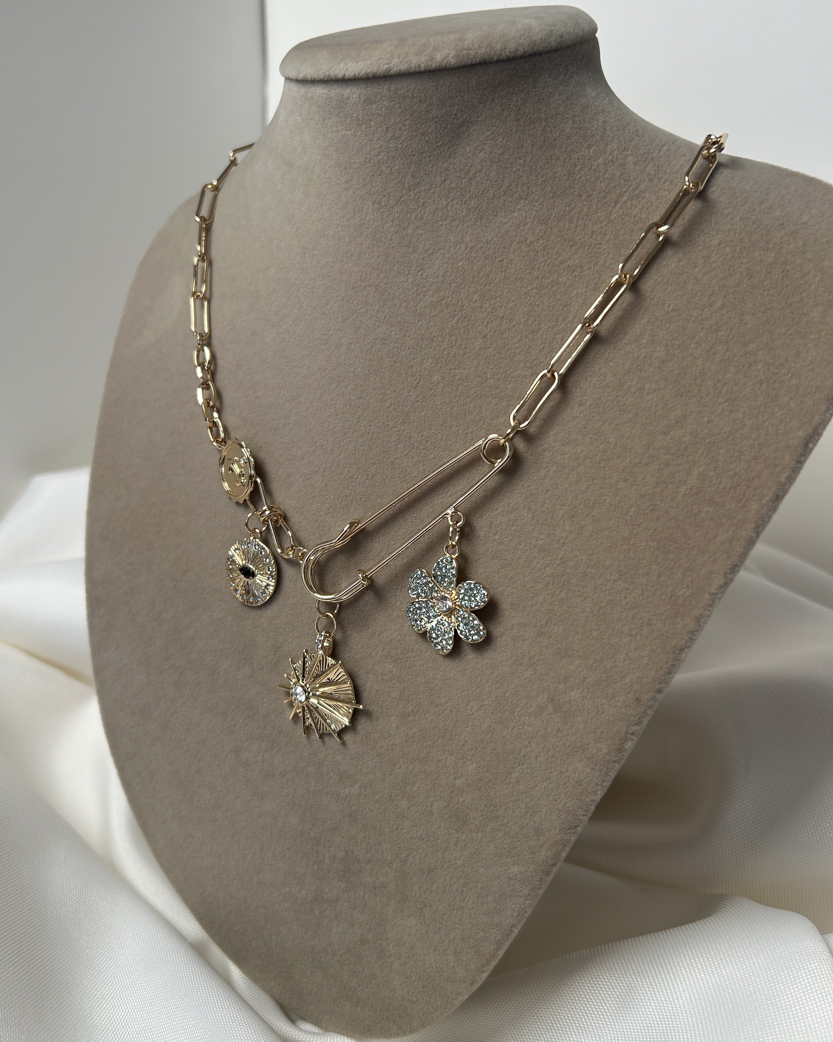 Taşlı Mavi Çiçek Charmlı Çengelli İğne Çelik Kolye