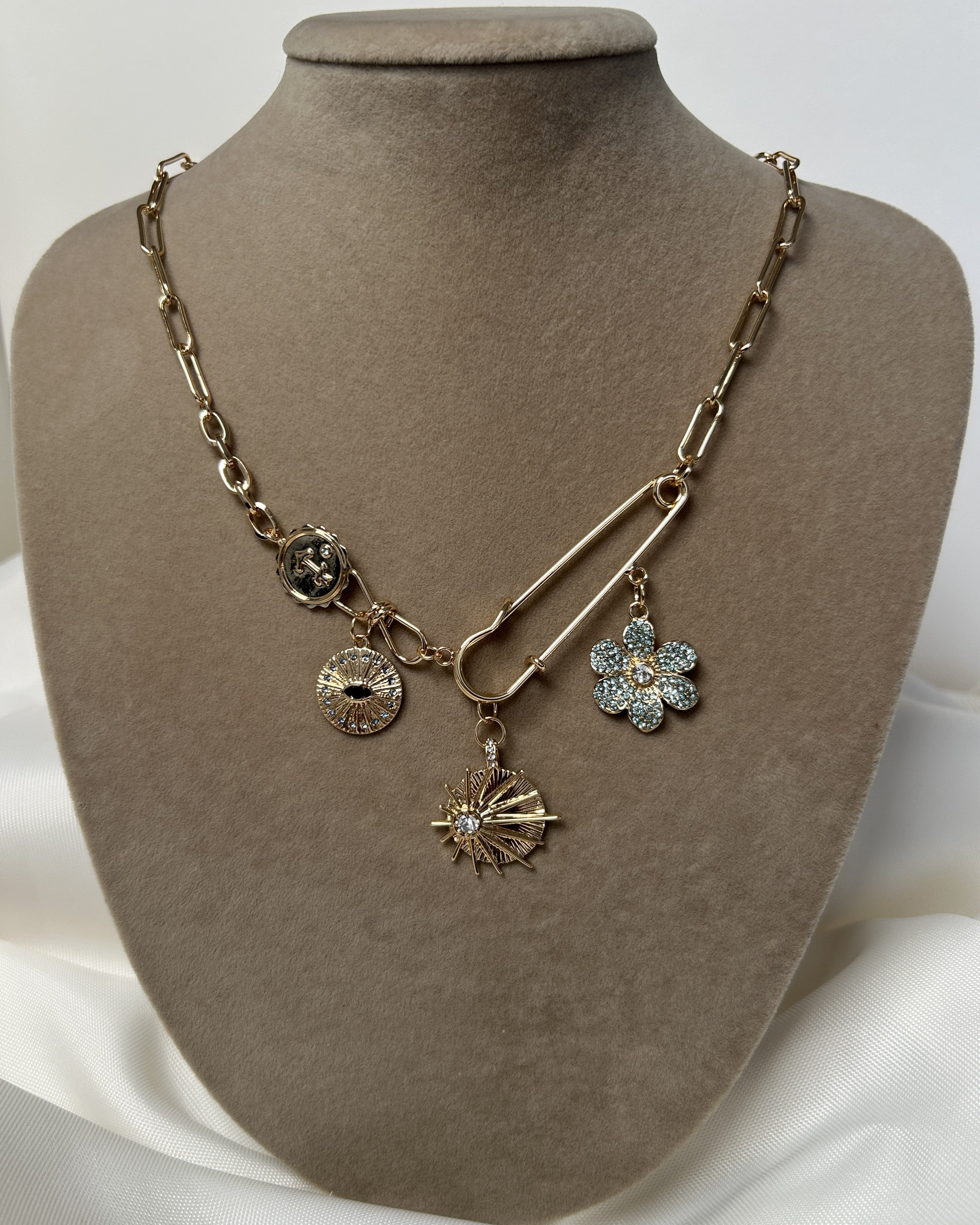 Taşlı Mavi Çiçek Charmlı Çengelli İğne Çelik Kolye