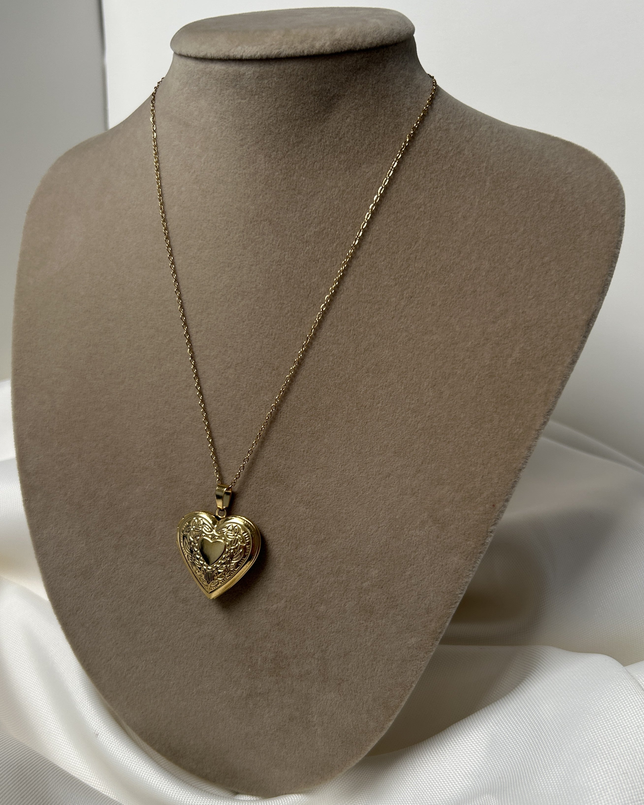 Açılabilir Kalp Charmlı Çelik Kolye